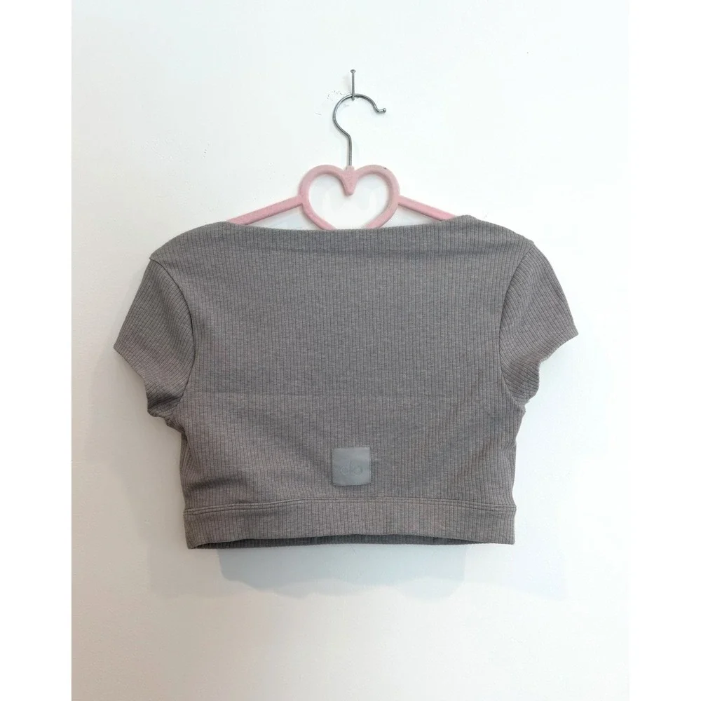 ALO Crop Top Sz S Light Gray Ribbed Knit Scoop Neck Cap Sleeves Henley Bra Top